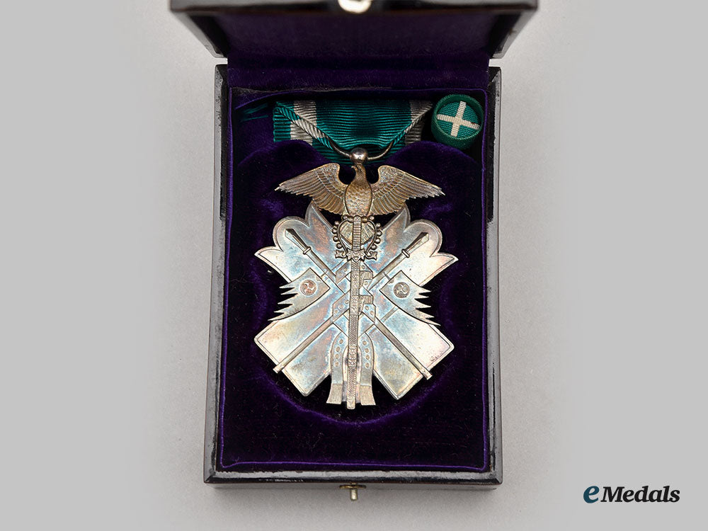japan,_empire._a_lot_of_three_orders_of_the_golden_kite,_vii_class_silver_badge_l22_mnc1917_527_1