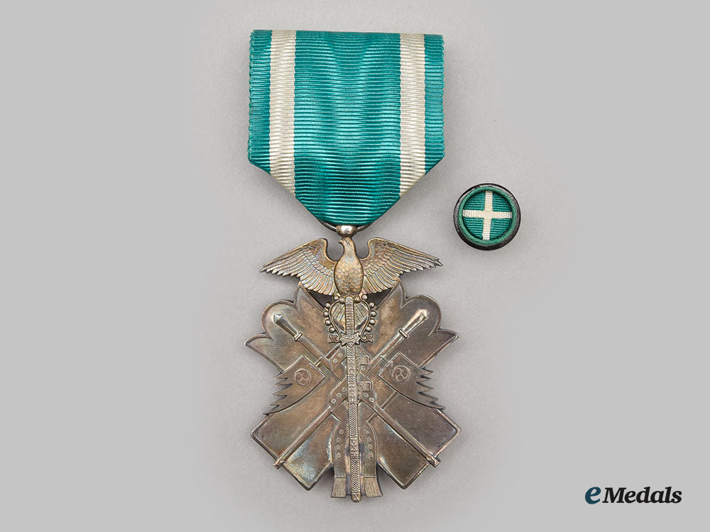 japan,_empire._a_lot_of_three_orders_of_the_golden_kite,_vii_class_silver_badge_l22_mnc1920_529_1