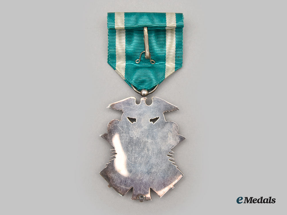 japan,_empire._a_lot_of_three_orders_of_the_golden_kite,_vii_class_silver_badge_l22_mnc1922_530_1