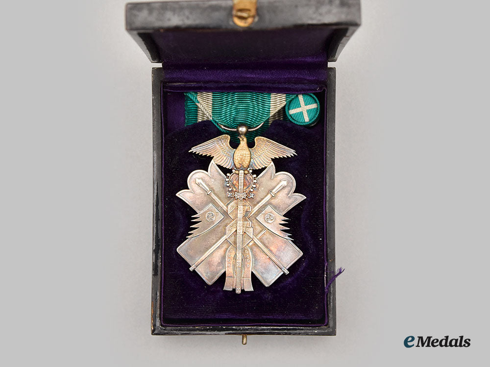 japan,_empire._a_lot_of_three_orders_of_the_golden_kite,_vii_class_silver_badge_l22_mnc1926_532