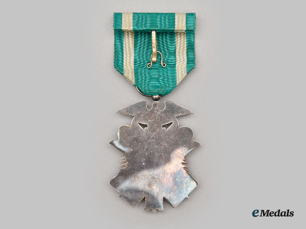 japan,_empire._a_lot_of_three_orders_of_the_golden_kite,_vii_class_silver_badge_l22_mnc1930_535