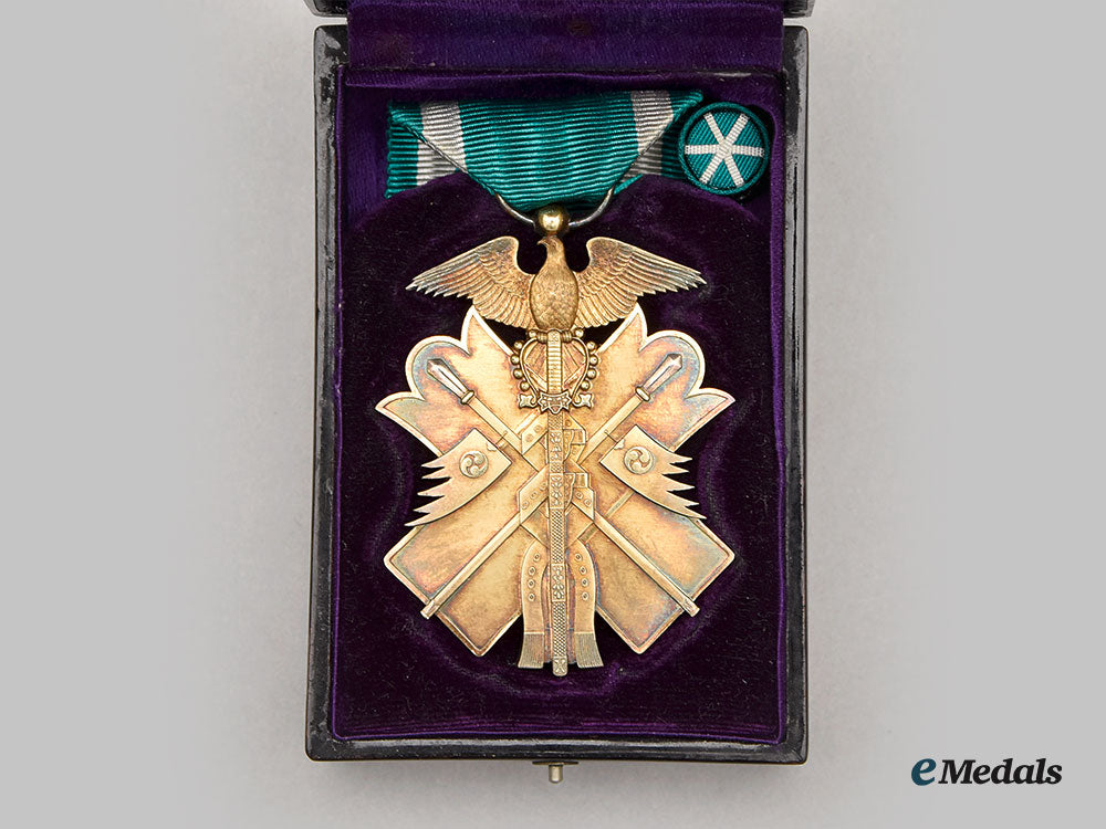 japan,_empire._a_lot_of_three_orders_of_the_golden_kite,_vii_class_silver_badge_l22_mnc1938_539