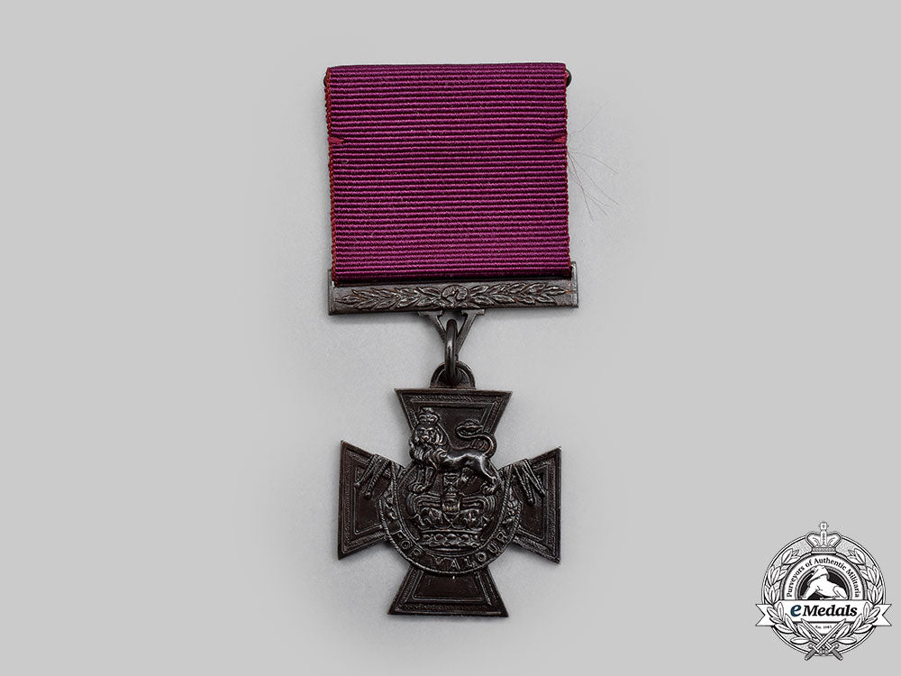 united_kingdom._limited_edition_replica_victoria_cross_by_hancocks&_co._of_london,_number419_of1352_l22_mnc1967_002_1