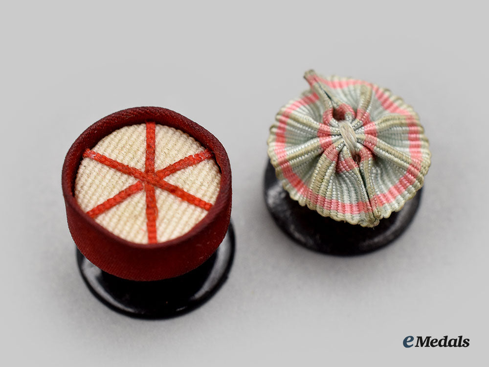 japan,_empire._an_order_of_the_sacred_treasure,_vi_class,_cased_with_award_document1944_l22_mnc1998_381_1