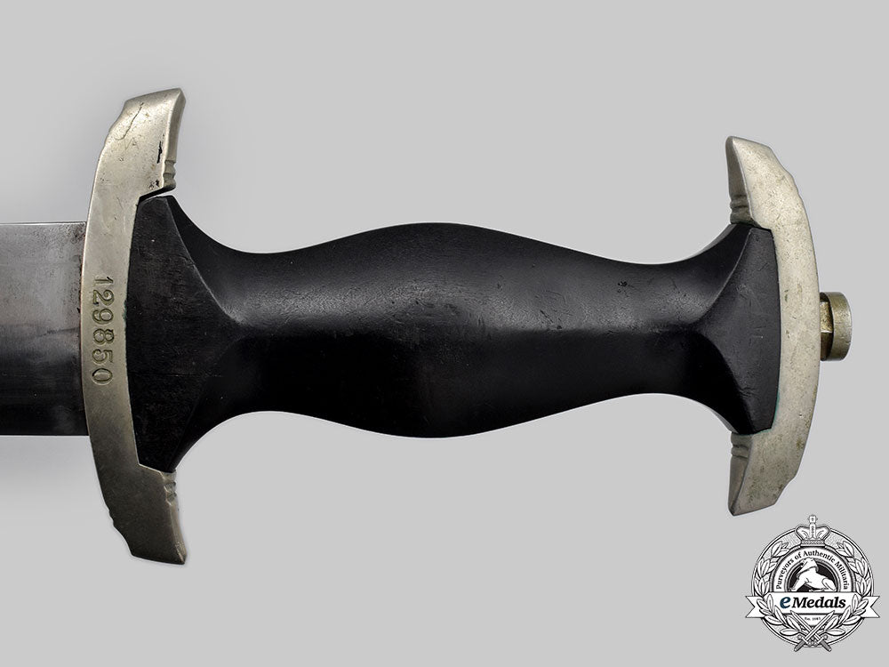 germany,_ss._a_rare_model1933_service_dagger,_numbered_issue,_by_heinrich_böker&_co._l22_mnc2058_032