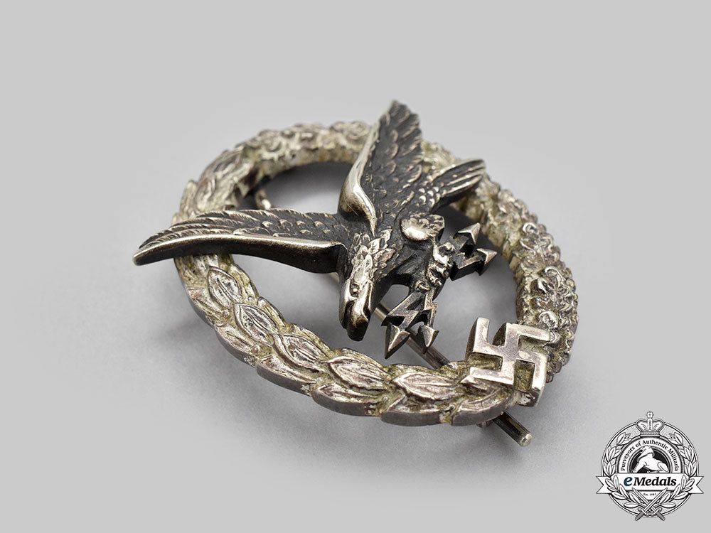 germany,_luftwaffe._a_radio_operator_and_air_gunner_badge,_by_wilhelm_deumer_l22_mnc2100_060