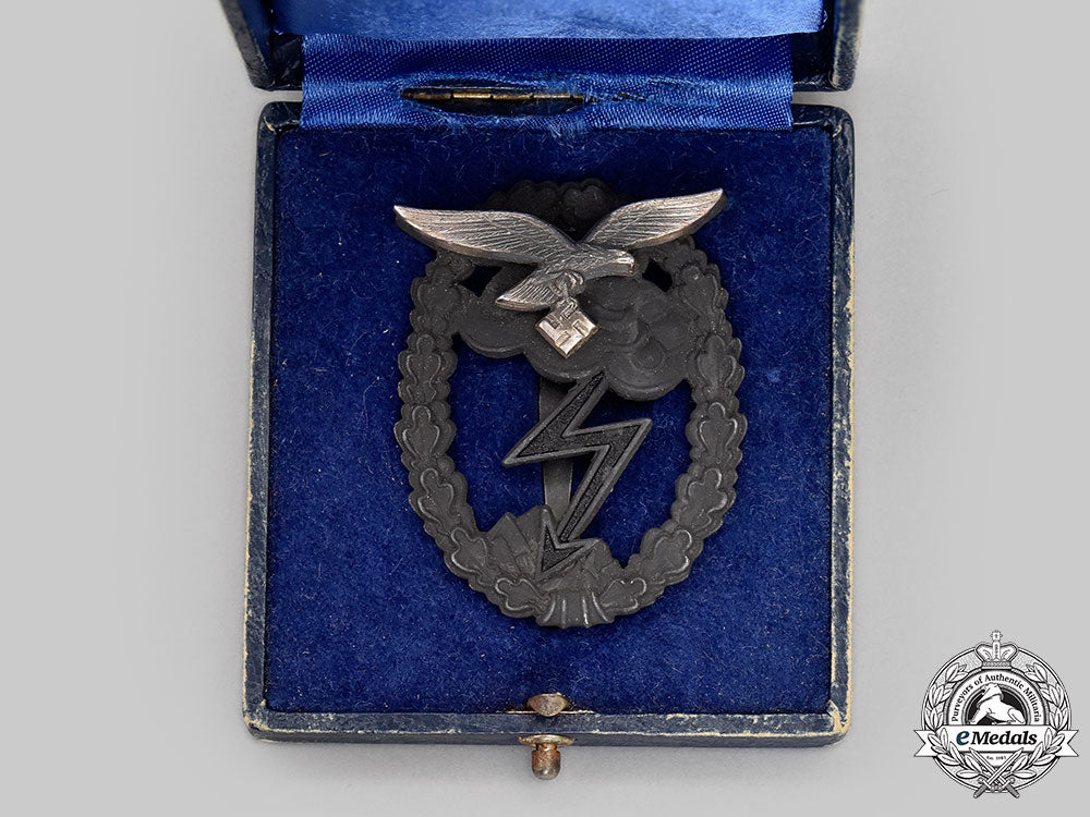 germany,_luftwaffe._a_ground_assault_badge,_with_case,_by_rudolf_karneth_l22_mnc2359_098