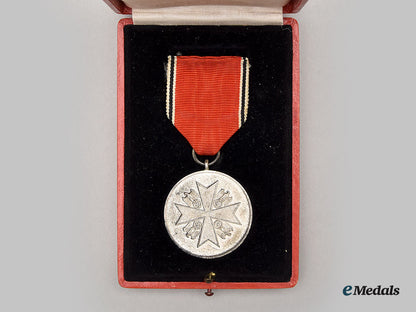 germany,_third_reich._an_order_of_the_german_eagle,_type_i_merit_medal_with_case_l22_mnc2405_764_1