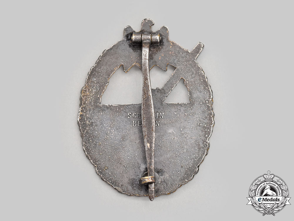 germany,_kriegsmarine._a_coastal_artillery_war_badge,_by_schwerin_l22_mnc2525_274