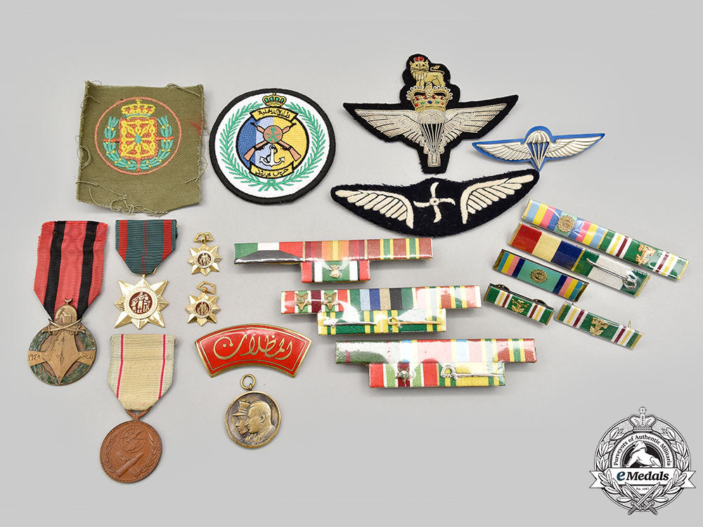 international._a_lot_of_twenty-_one_military-_themed_items_l22_mnc2641_334_1