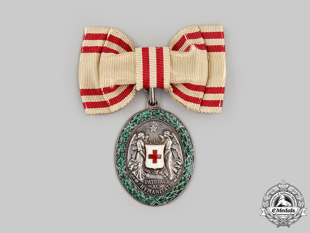 austria-_hungary,_empire._an_honour_decoration_of_the_red_cross,_silver_merit_medal_with_war_decoration_and_case,_by_vincent_mayer’s_söhne_l22_mnc2649_045
