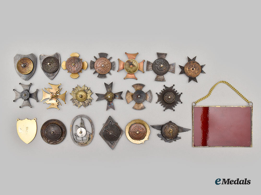 international._a_mixed_lot_of_european_badges_and_insignia_l22_mnc2727_899