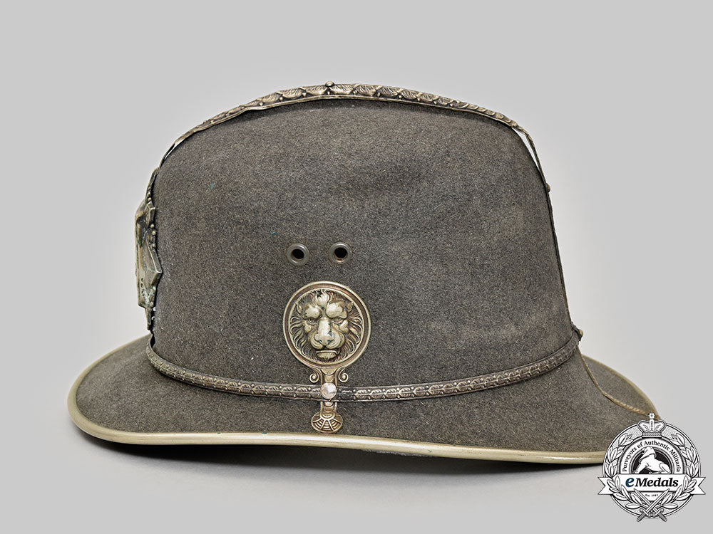 czechoslovakia,_republic._protectorate_of_bohemia&_moravia_felt_police_helmet_l22_mnc2802_183