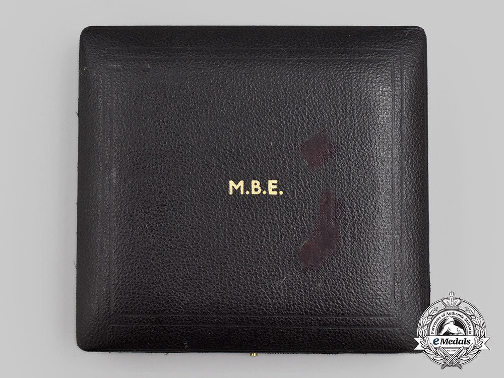 united_kingdom._a_most_excellent_order_of_the_british_empire,_v_class_female_member_badge,_cased_l22_mnc2842_665_1