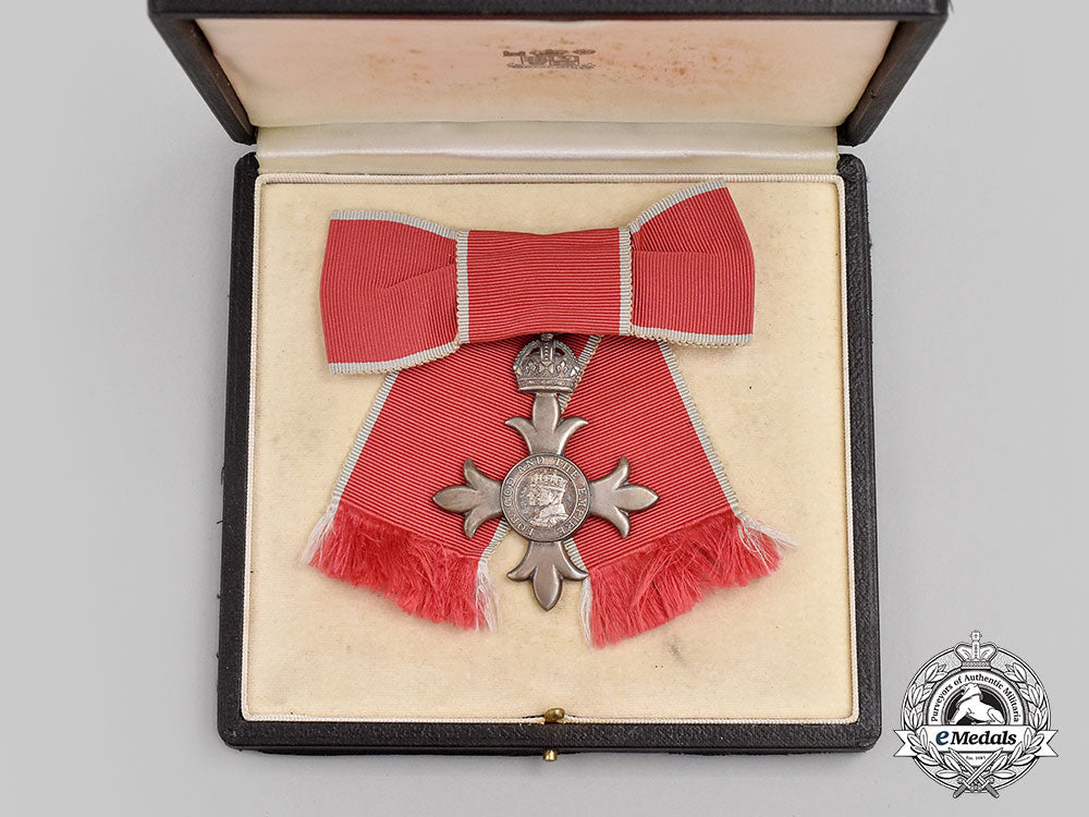 united_kingdom._a_most_excellent_order_of_the_british_empire,_v_class_female_member_badge,_cased_l22_mnc2843_666_1