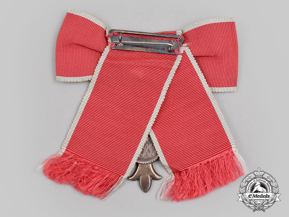 united_kingdom._a_most_excellent_order_of_the_british_empire,_v_class_female_member_badge,_cased_l22_mnc2851_671_1