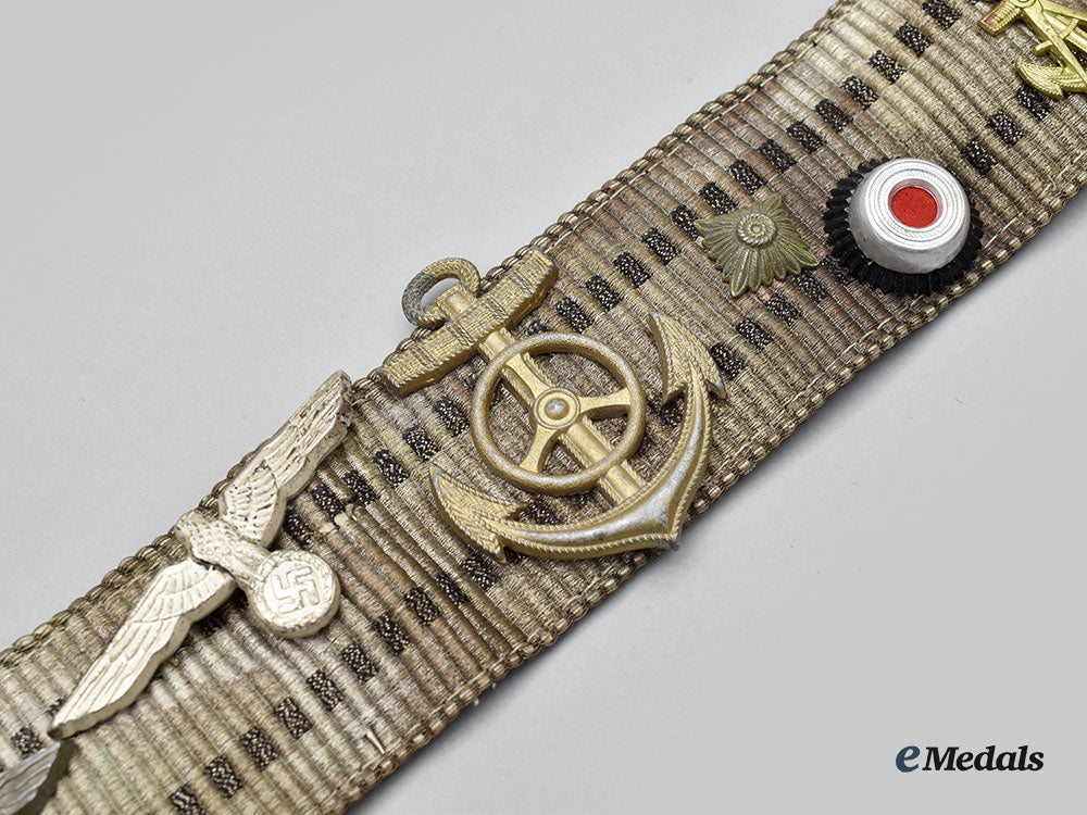 germany,_kriegsmarine._an_officer’s_brocade_and_buckle,_with_veteran-_assembled_buttons_and_insignia_l22_mnc2982_813