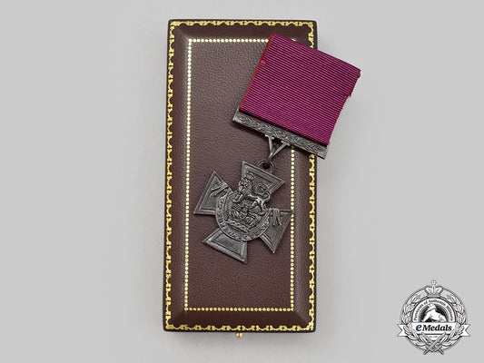 united_kingdom._a_limited_edition_replica_victoria_cross_by_hancocks&_co._of_london,_number427_of1352_l22_mnc3217_681_1