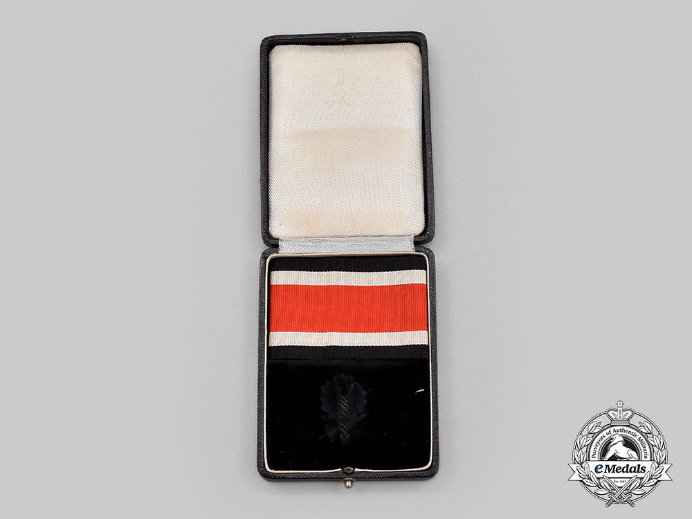 germany,_wehrmacht._a_rare_case_for_the_oak_leaves&_swords_to_the_knight’s_cross,_ribbon&_dietrich_maerz_certification_l22_mnc3234_697