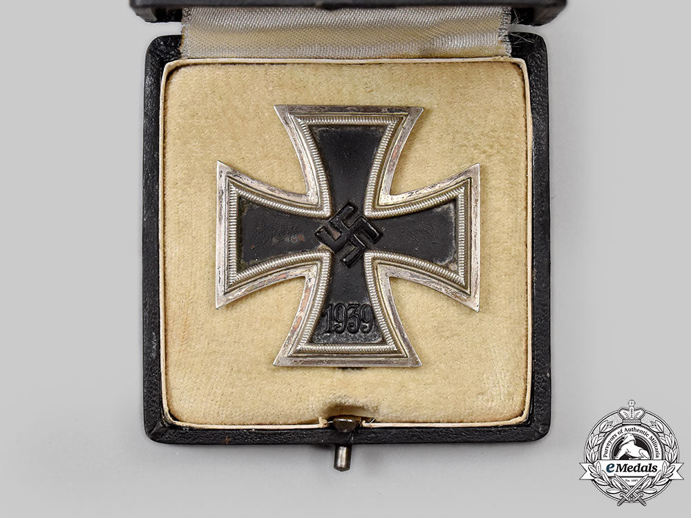germany,_wehrmacht._a1939_iron_cross_i_class,_with_case,_by_b.h._mayer_l22_mnc3298_573