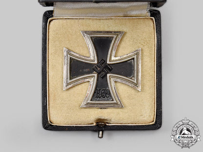 germany,_wehrmacht._a1939_iron_cross_i_class,_with_case,_by_b.h._mayer_l22_mnc3298_573