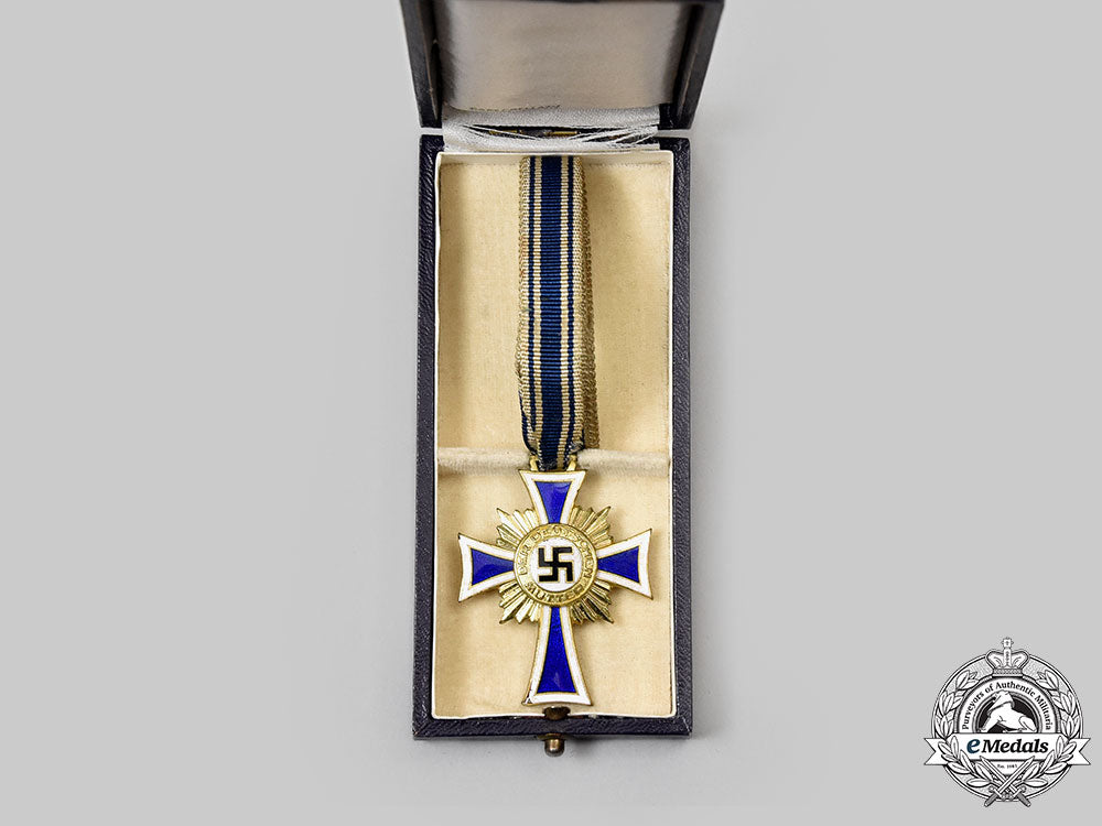 germany,_third_reich._an_honour_cross_of_the_german_mother,_gold_grade_with_case,_by_carl_poellath_l22_mnc3320_589