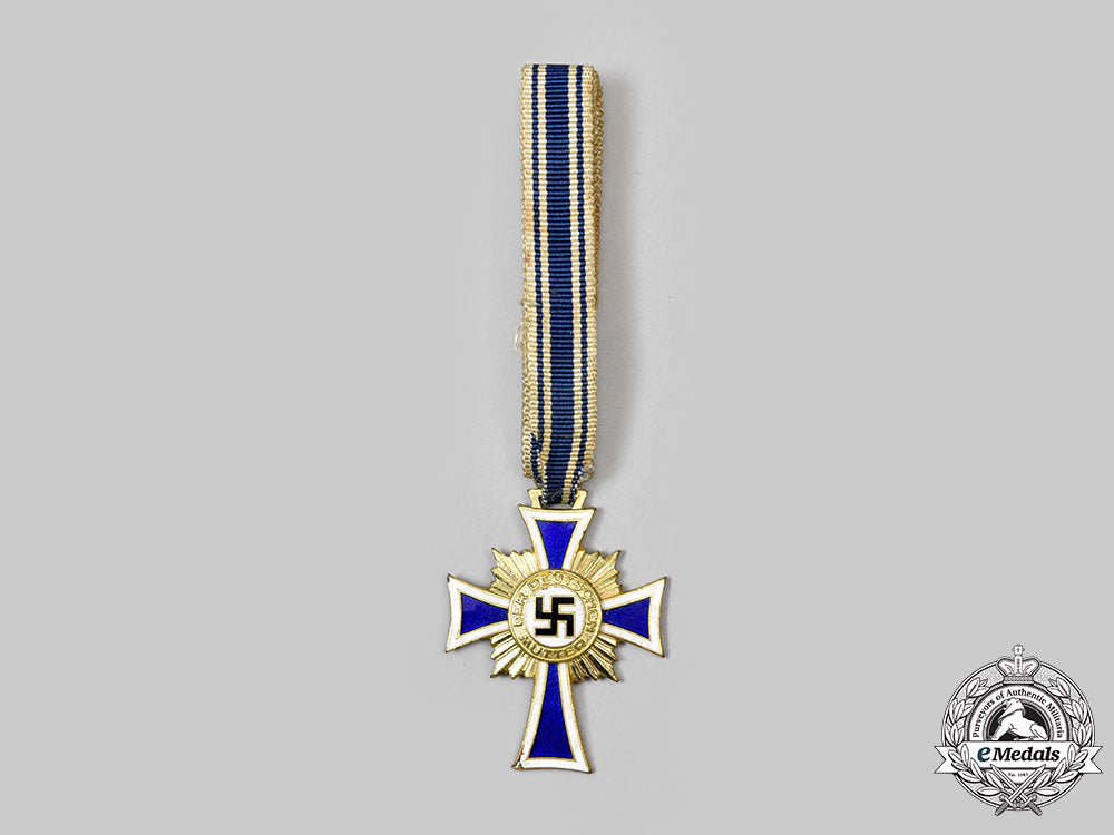 germany,_third_reich._an_honour_cross_of_the_german_mother,_gold_grade_with_case,_by_carl_poellath_l22_mnc3324_590