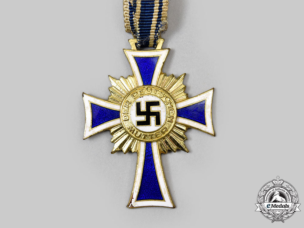 germany,_third_reich._an_honour_cross_of_the_german_mother,_gold_grade_with_case,_by_carl_poellath_l22_mnc3325_592