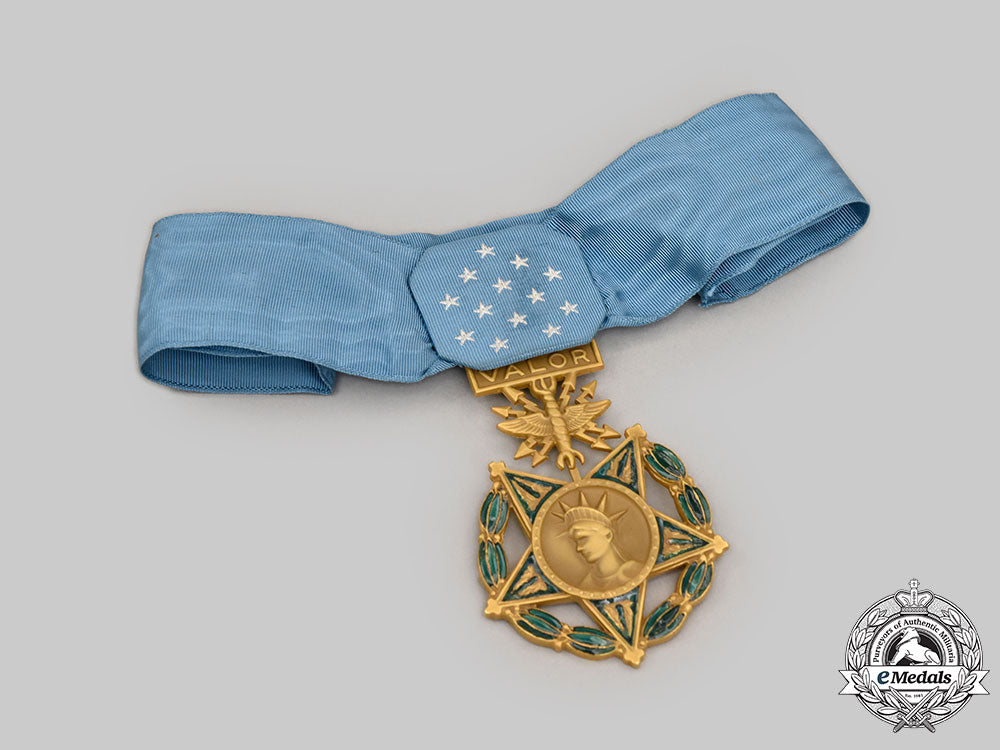 united_states._an_air_force_medal_of_honor_l22_mnc3341_150