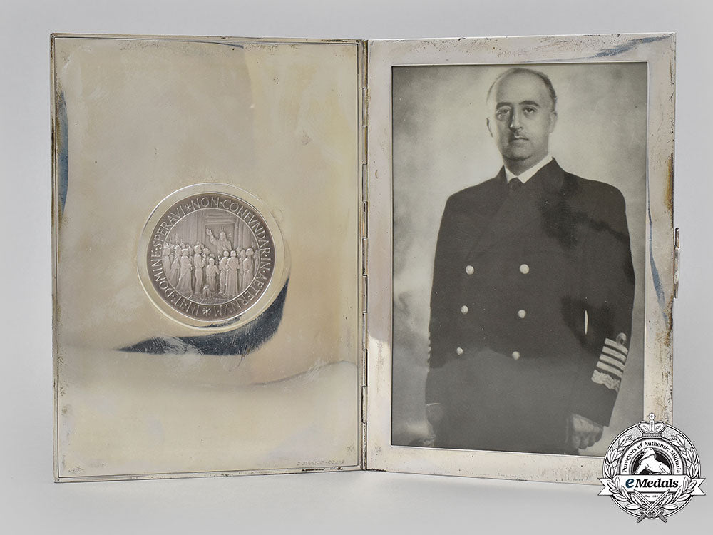 spain,_spanish_state._a_captain_general_of_the_navy_uniform_to_francisco_franco,_with_photo_and_pope_pius_xii_frame_l22_mnc3430_629_1