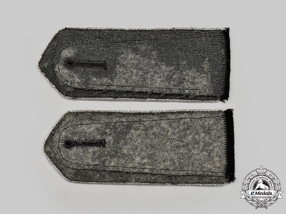 germany,_sipo._a_rare_set_of_sicherheitspolizei_officer_shoulder_straps_l22_mnc3604_748