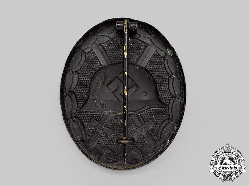 germany,_wehrmacht._a_cape_clasp_and_black_grade_wound_badge_l22_mnc3811_859_1