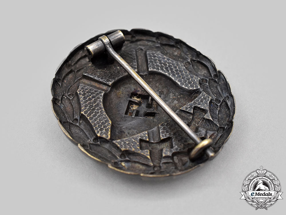 germany,_wehrmacht._a_silver_grade_wound_badge,_first_pattern_l22_mnc4117_007_1