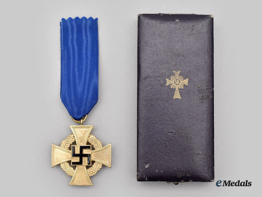 germany,_third_reich._a_pair_of_decorations_l22_mnc4122_227