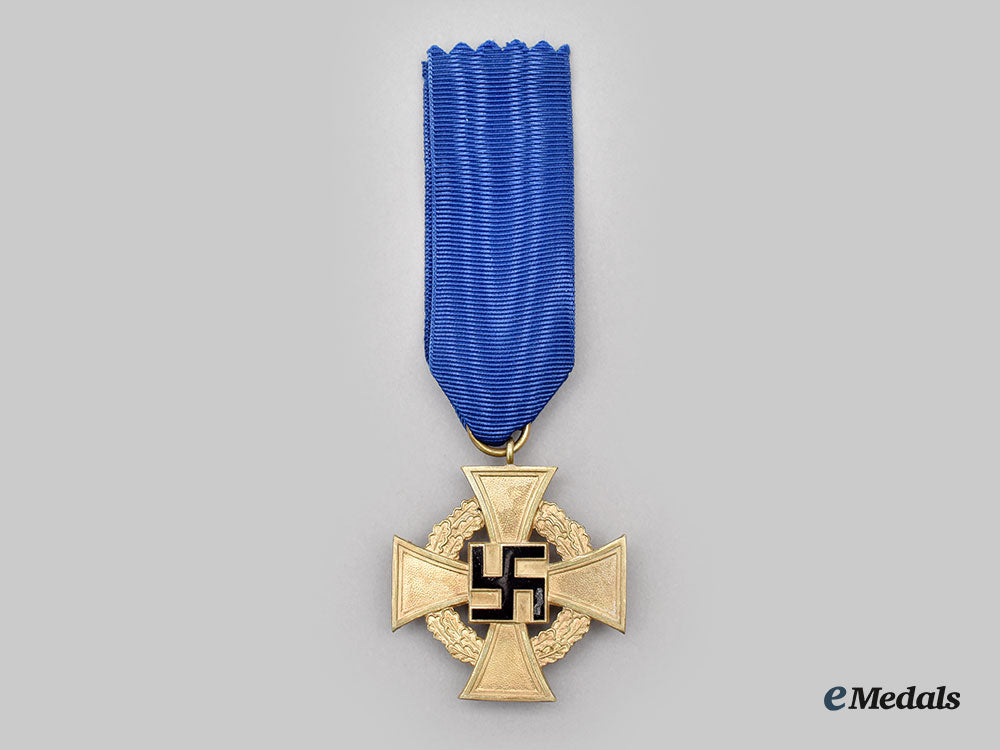 germany,_third_reich._a_pair_of_decorations_l22_mnc4123_228