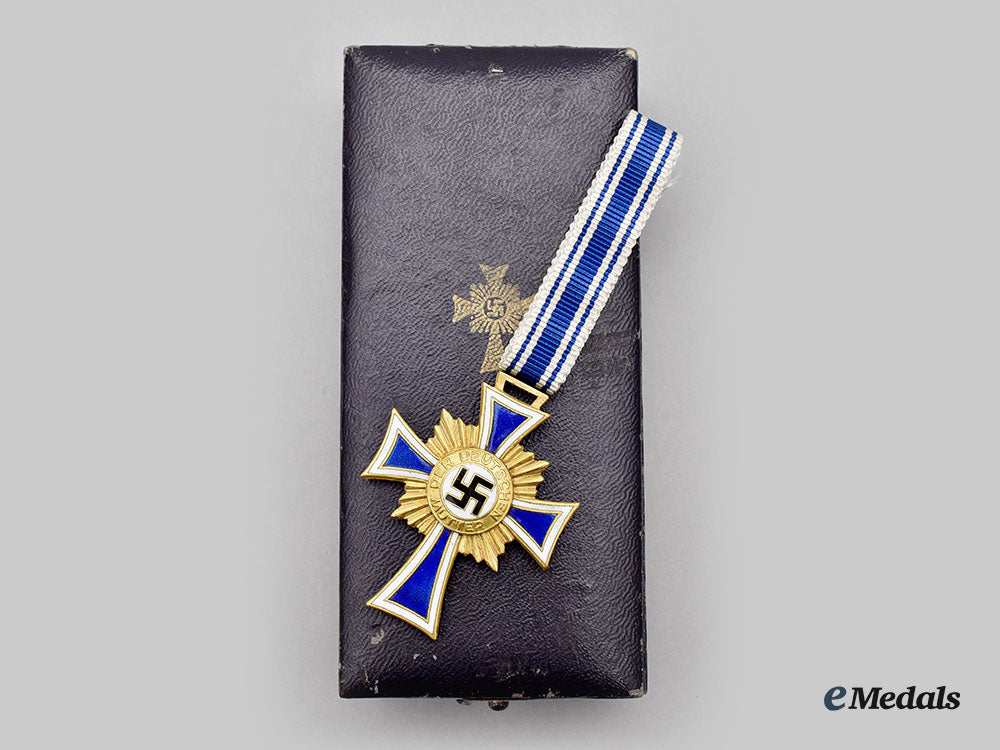 germany,_third_reich._a_pair_of_decorations_l22_mnc4135_235