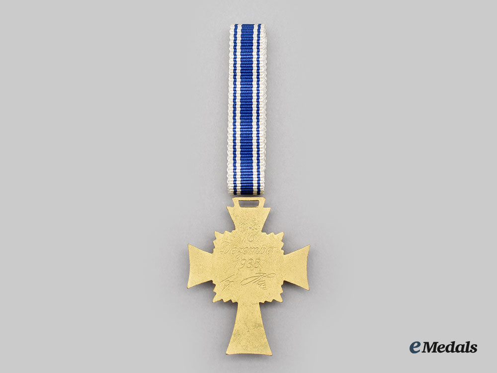 germany,_third_reich._a_pair_of_decorations_l22_mnc4139_238