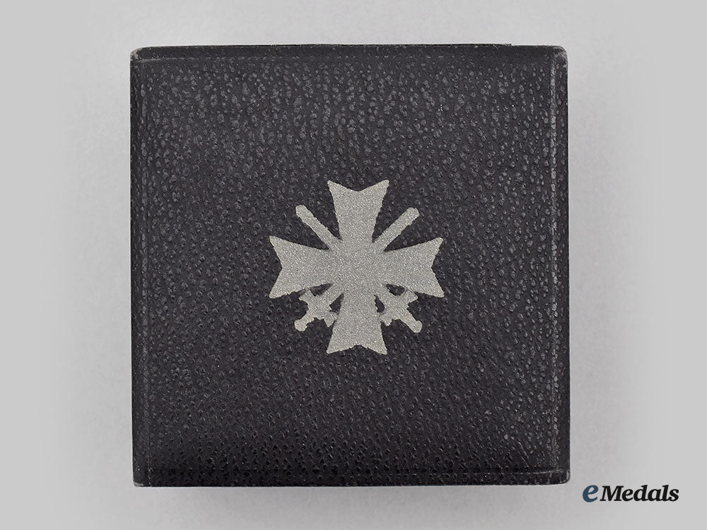 germany,_wehrmacht._a_unissued_war_merit_cross,_i_class_with_swords_and_case,_by_descheler&_son_l22_mnc4166_247