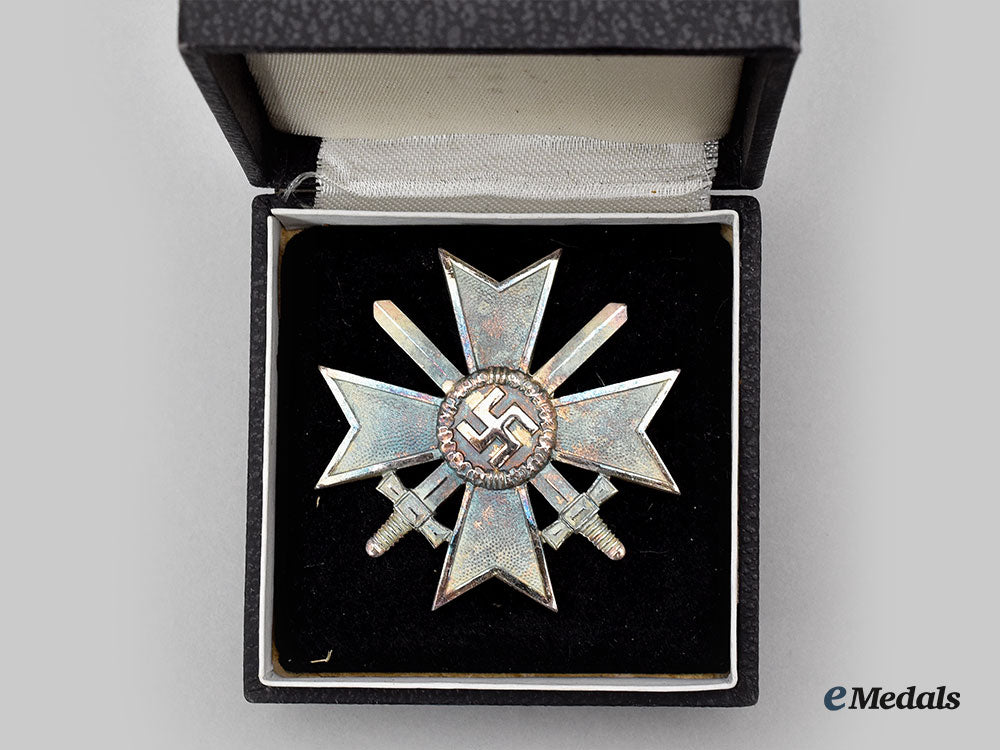germany,_wehrmacht._a_unissued_war_merit_cross,_i_class_with_swords_and_case,_by_descheler&_son_l22_mnc4167_248