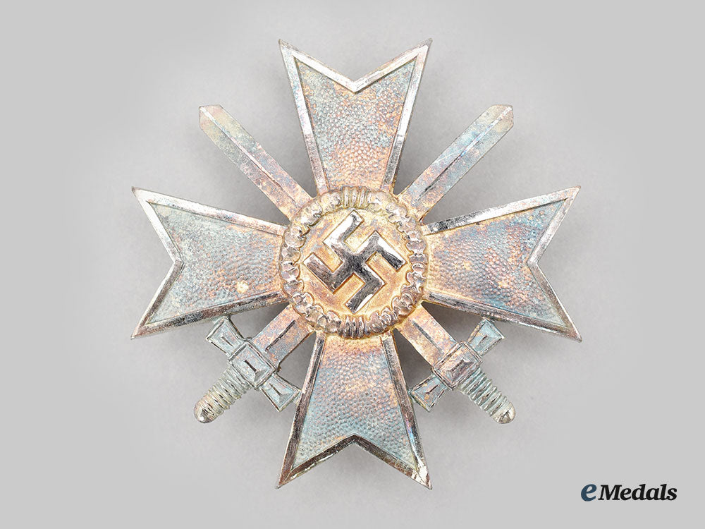 germany,_wehrmacht._an_unissued_war_merit_cross,_i_class_with_swords_and_case,_by_descheler&_son_l22_mnc4181_257