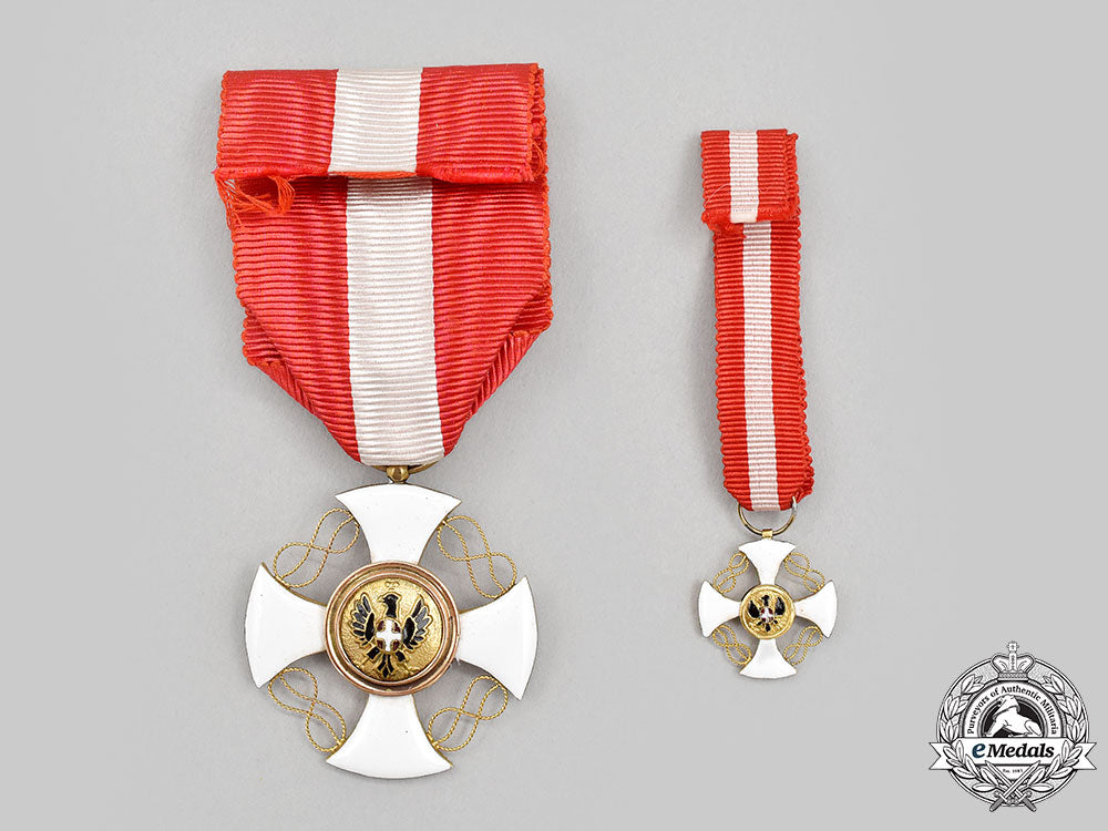 italy,_kingdom._an_order_of_the_crown_of_italy,_iv_class_officer_set,_cased_l22_mnc4624_189