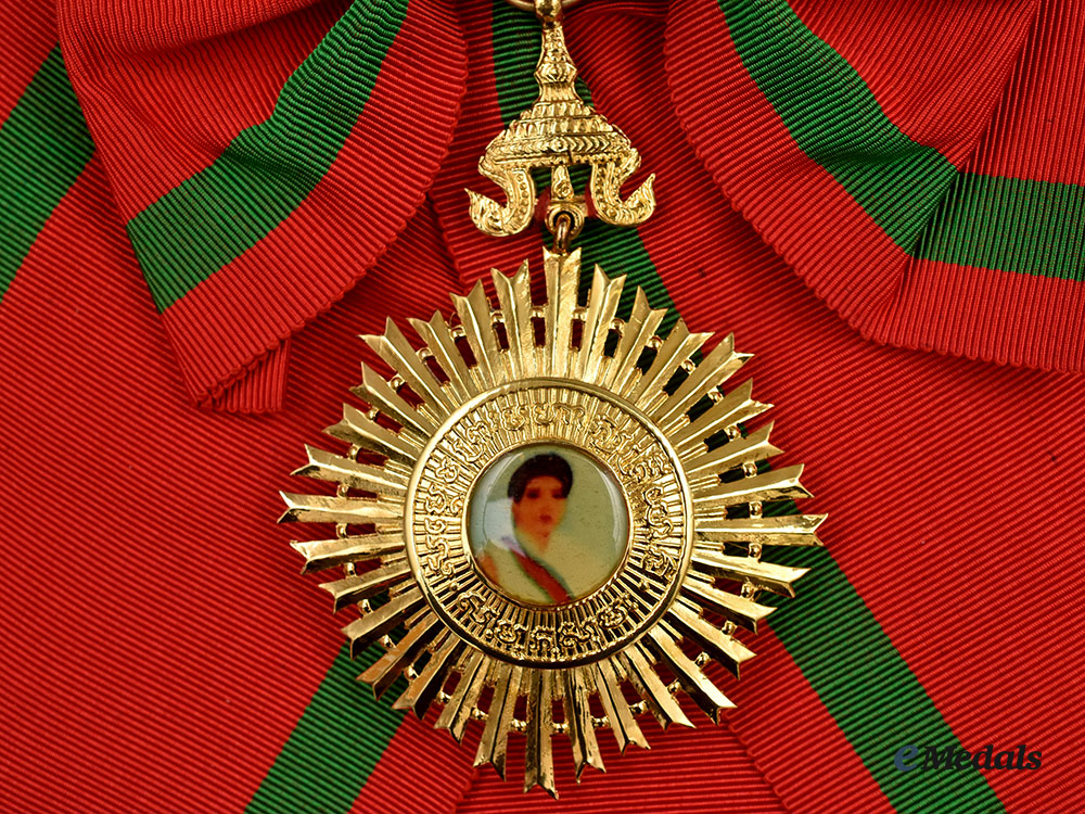 cambodia,_kingdom(_post1993)._royal_order_of_her_majesty_queen_preah_kossomak,_i_class_grand_cross_set(_moha_serivodho_or_mohasereivadh),_modern_issue_l22_mnc4705_410_1_1_1