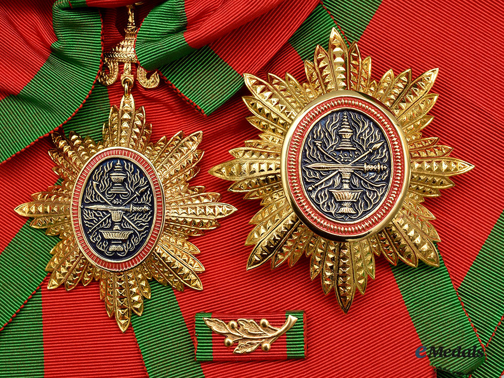 cambodia,_kingdom(_post1993)._a_royal_order_of_cambodia,_ii_class_grand_officer_set,_modern_issue_l22_mnc4746a_432_1_2_1