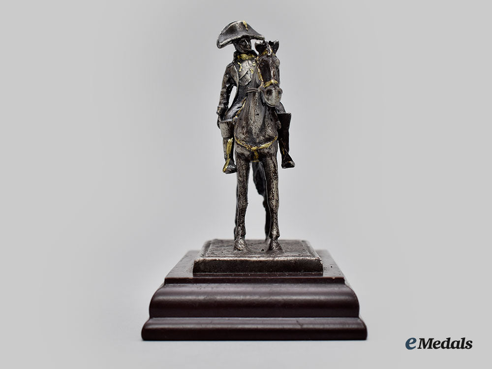 france,_i_empire._a_napoleon_bonaparte_sitting_upon_a_horse_statuette_l22_mnc4952_725_1