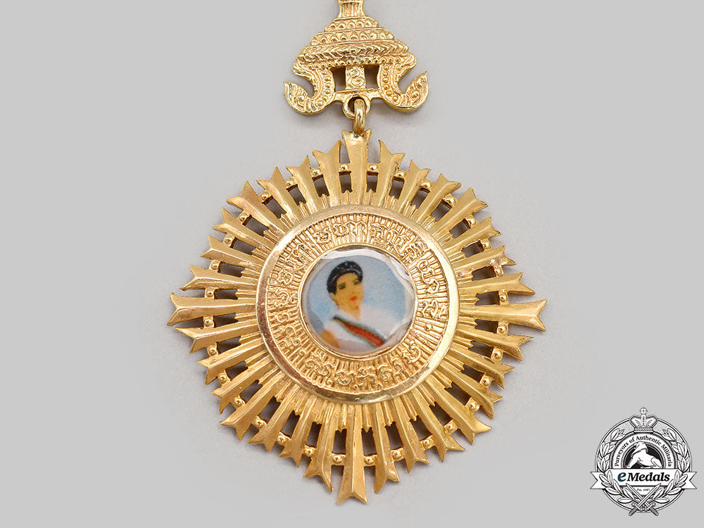 cambodia,_modern_kingdom._a_royal_order_of_h.m._the_queen_preah_kossomak_nearireath,_knight_with_clasp,_c.2001_l22_mnc5200_500_1_1