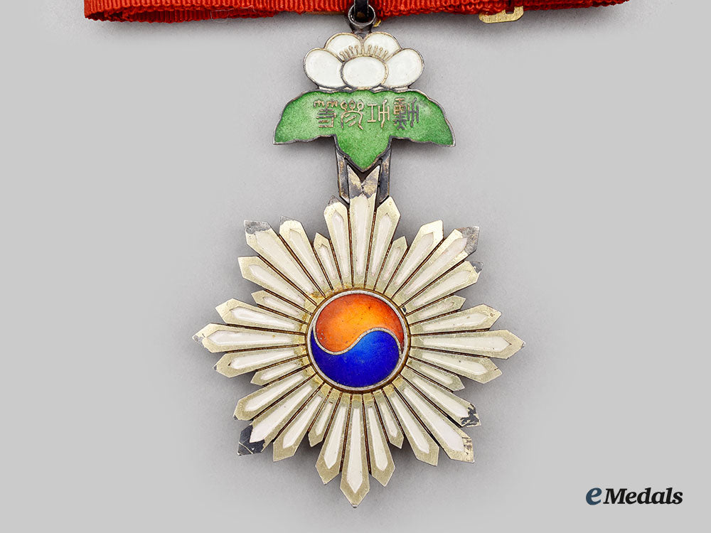 korea,_empire._an_order_of_the_taegeuk,_iii_class_neck_badge_l22_mnc5408_700