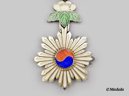 korea,_empire._an_order_of_the_taegeuk,_iii_class_neck_badge_l22_mnc5411_702