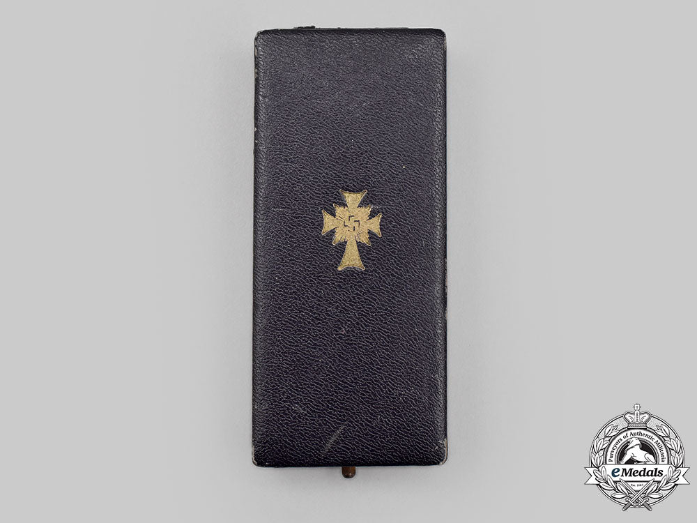 germany,_third_reich._an_honour_cross_of_the_german_mother,_gold_grade_with_case,_by_liefergemeinschaft_pforzheimer_innungen_l22_mnc5469_700