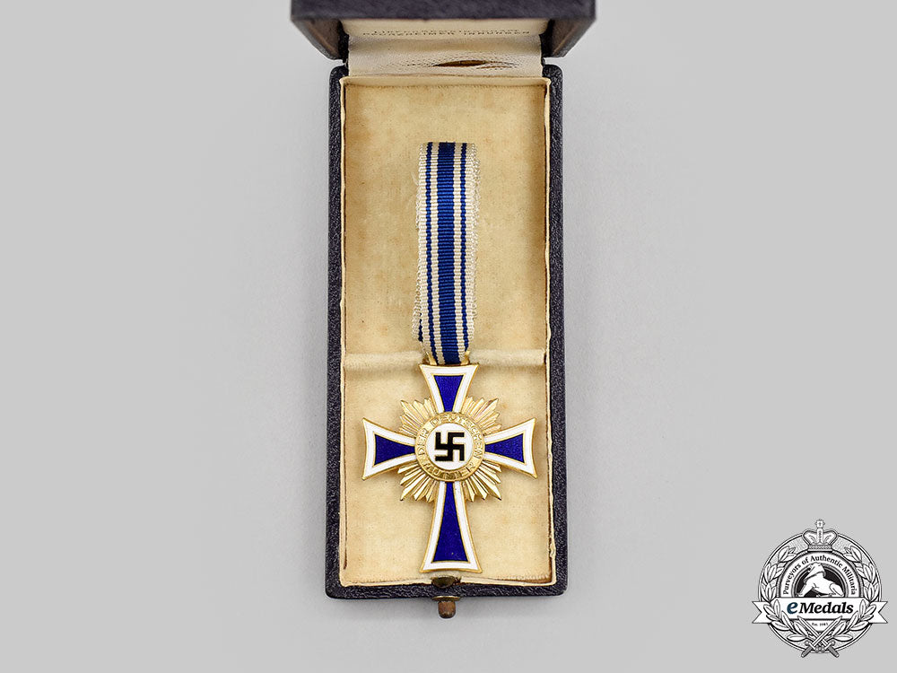 germany,_third_reich._an_honour_cross_of_the_german_mother,_gold_grade_with_case,_by_liefergemeinschaft_pforzheimer_innungen_l22_mnc5472_697