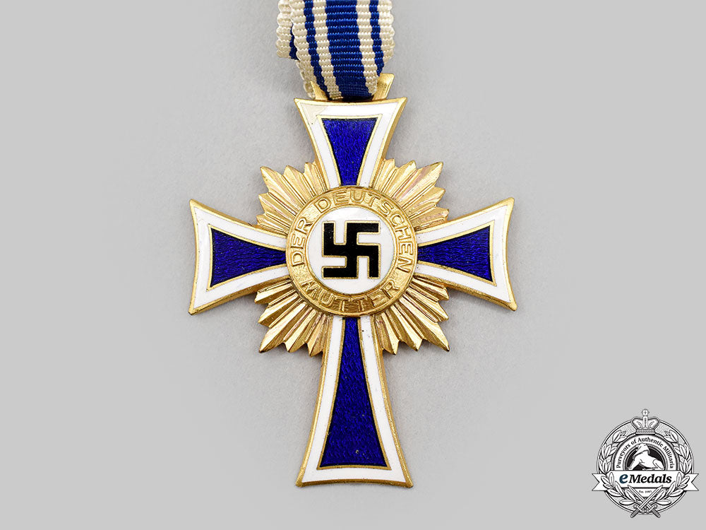germany,_third_reich._an_honour_cross_of_the_german_mother,_gold_grade_with_case,_by_liefergemeinschaft_pforzheimer_innungen_l22_mnc5474_698